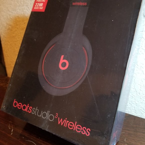 BEATS Studio 3 Wireless/Bluetooth Headphones (floor-model) ((BUNDLE)) - Picture 7 of 11